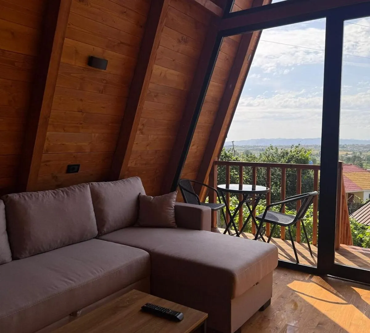 Azalea 2, Cozy Wooden Villa Tirana
